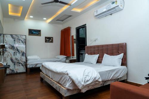 Postel nebo postele na pokoji v ubytování Hotel Shree Narayan