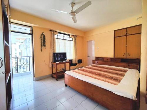 Postel nebo postele na pokoji v ubytování Cozy Guwahati Apartment with City Mountain Views