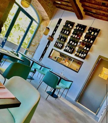 an overhead view of a restaurant with tables and chairs at Morelliana4Rooms in Scansano