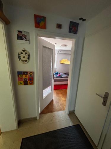a hallway with an open door to a bedroom at 1 Privatzimmer möbliert gut ausgestattet und gute Anbindung Bus Bahn in Hohenbrunn