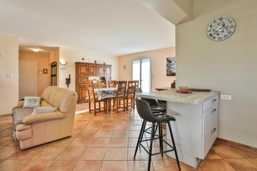 une cuisine et un salon avec un canapé et une table dans l'établissement Le pin parasol côte vendéenne, à Longeville-sur-Mer
