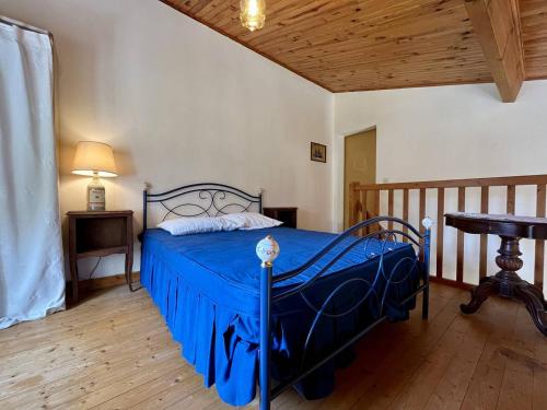 - une chambre avec un lit bleu et une table dans l'établissement Maison 4 pièces 6 couchages Saint Georges d'Oléron SGO000-431, à Saint-Georges-dʼOléron