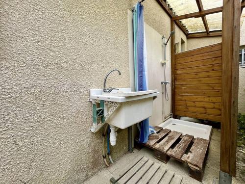 La salle de bains est pourvue d'un lavabo fixé à un mur. dans l'établissement Maison 4 pièces 6 couchages Saint Georges d'Oléron SGO000-431, à Saint-Georges-dʼOléron