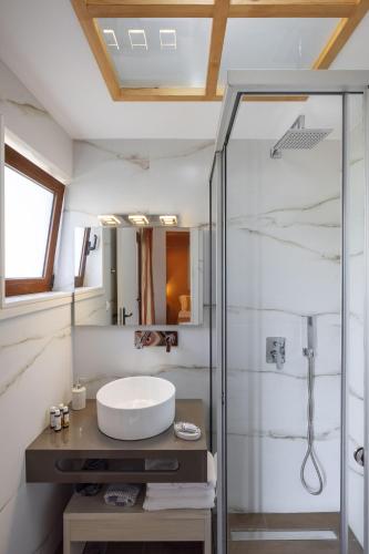 ein Badezimmer mit Waschbecken und Dusche in der Unterkunft Villa DiStella in Prinés