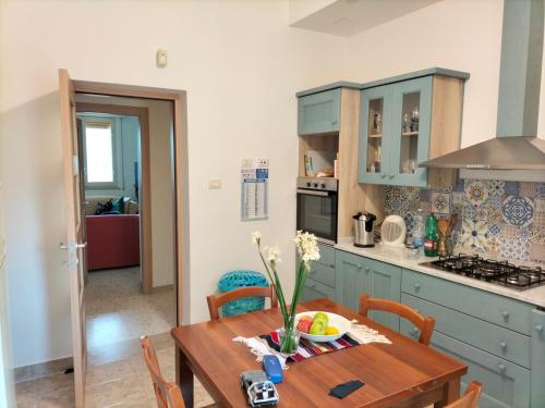 A kitchen or kitchenette at La Casa di Ludovica