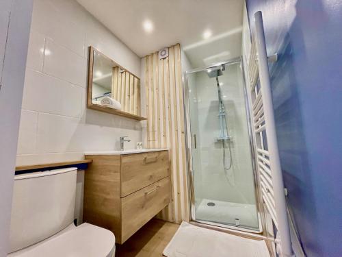 une salle de bain avec une douche, des toilettes et un lavabo dans l'établissement PGH N20 - Centre-Ville, à La Grande Motte