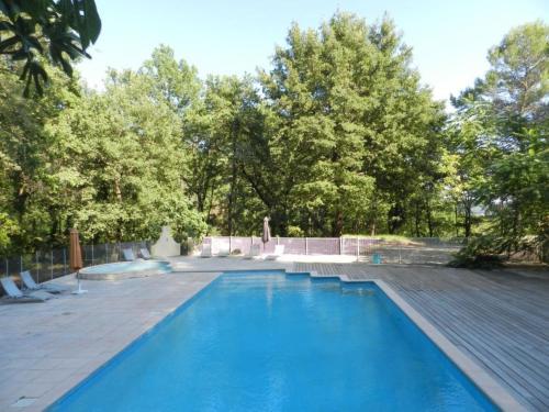 une grande piscine bleue dans une cour dans l'établissement Ferienhaus In Draguignan 1 , Côte D Azur, à Draguignan