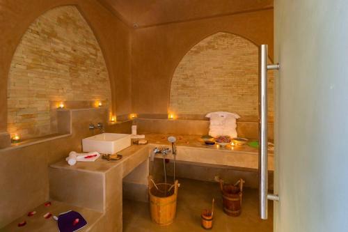 a bathroom with a bath tub with two archways at Villa Layyine avec personnel, piscine, spa et sports in Marrakech