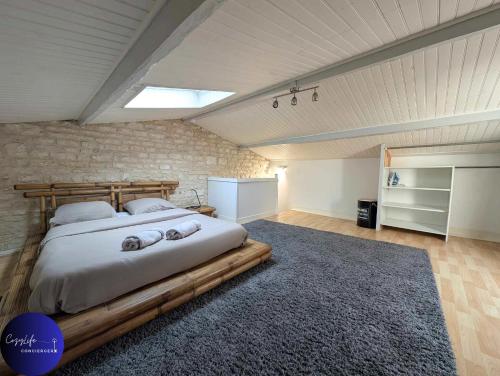 une chambre avec un grand lit dans une pièce dans l'établissement Le Paul by CozyLife - Centre Ville - Gare, à Niort