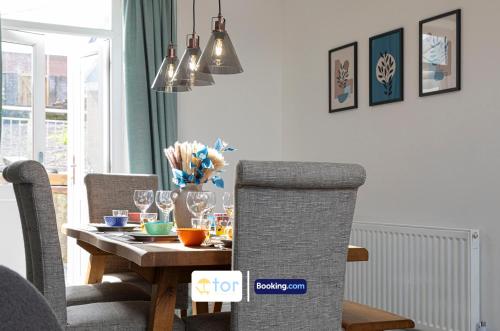 Χώρος καθιστικού στο Explore Welsh Wonders, 3 Bedroom House By The One Retreats Short Lets & Serviced Accommodation Treharris