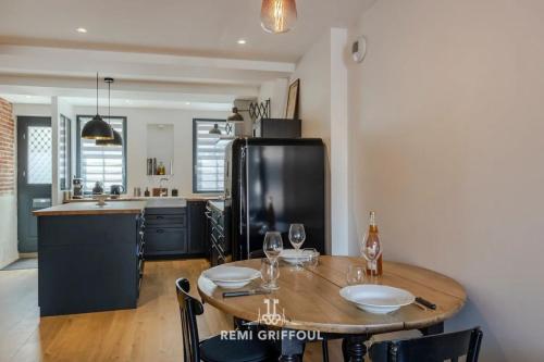 une cuisine et une salle à manger avec une table et des chaises dans l'établissement Au 106 Lovely House Historic Center 6 guests, à Honfleur
