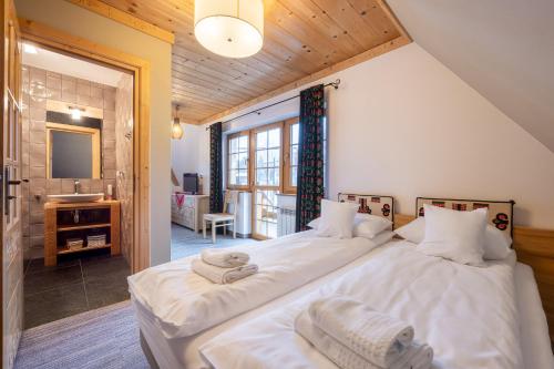 a bedroom with two beds with towels on them at Willa wakacyjna "Willa Kosibówka" z widokiem na góry dla 12 osób, sauna in Bukowina Tatrzańska