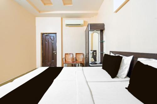 Postel nebo postele na pokoji v ubytování Super Hotel O Kurnool Near Kurnool Medical College