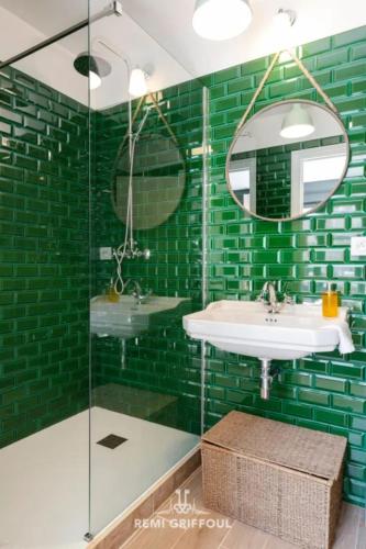 La salle de bains verte est pourvue d'un lavabo et d'un miroir. dans l'établissement La Terrasse de Pom Cozy Comfort City Center 2 Guests, à Honfleur