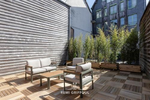 een patio met 2 stoelen en een tafel bij La Terrasse de Pom Cozy Comfort City Center 2 Guests in Honfleur