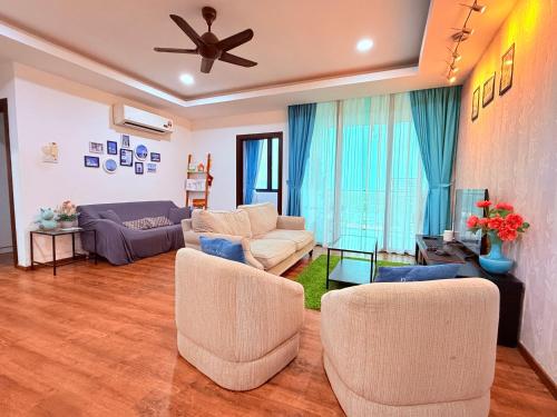 Χώρος καθιστικού στο Kuching Vivacity Jazz Suite 3 YM Homestay 3 bedroom 2 bathroom