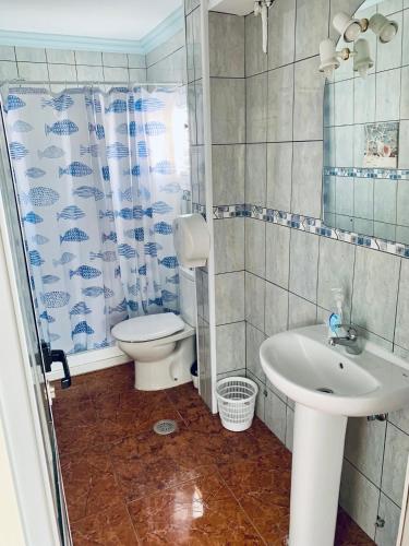 a bathroom with a toilet and a sink and a shower at Habitación Sencilla in Arona