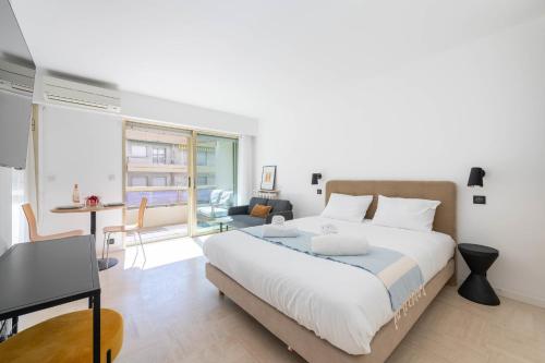 une chambre avec un grand lit et un salon dans l'établissement Studio with Terrace 2 Minutes from La Croisette, à Cannes