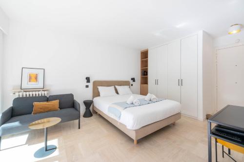 une chambre avec un lit et un canapé dans l'établissement Studio with Terrace 2 Minutes from La Croisette, à Cannes