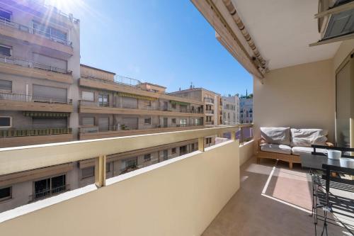 une vue depuis le balcon d'un immeuble dans l'établissement Studio with Terrace 2 Minutes from La Croisette, à Cannes