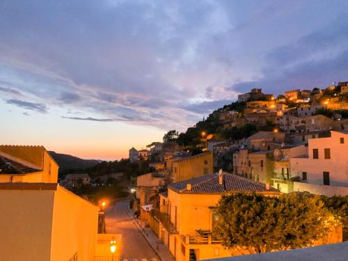 une vue d'une ville la nuit avec des bâtiments dans l'établissement Superbe maison de charme vue mer, à Corbara