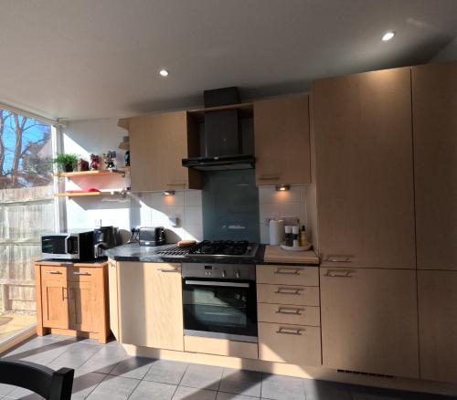 Dapur atau dapur kecil di 2 Ensuite beds house, sleep 4 With free parking, Self Check-in, and Close link to London, Zone 6