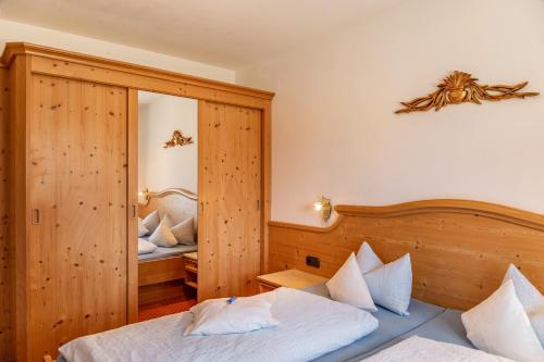 a bedroom with two beds and a large mirror at Alpenblick Tilly - Fewo Eibsee 1 in Krün