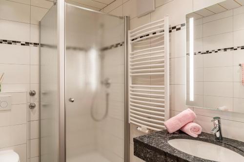 a bathroom with a shower and a sink at Alpenblick Tilly - Fewo Lautersee 3 in Krün