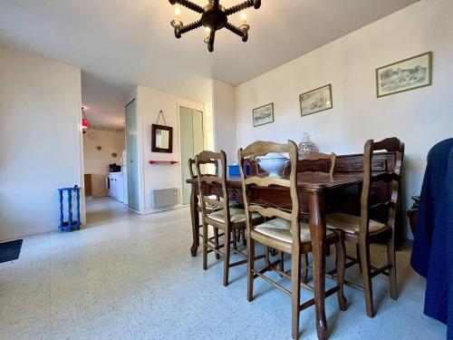 une salle à manger avec une table et des chaises dans l'établissement Maison 5 pièces 8 couchages Saint Georges d'Oléron SGO000-115, à Saint-Georges-dʼOléron