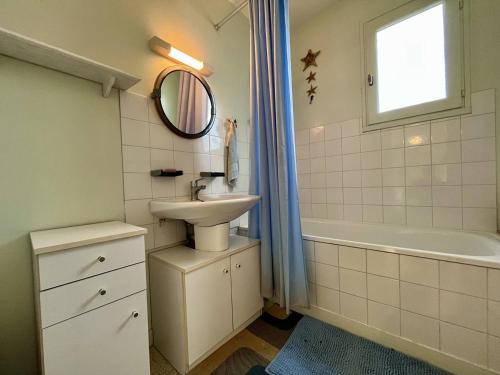une salle de bain avec un lavabo, un miroir et une baignoire dans l'établissement Maison 5 pièces 8 couchages Saint Georges d'Oléron SGO000-115, à Saint-Georges-dʼOléron