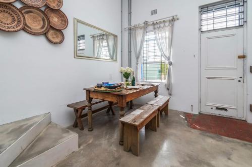 Φωτογραφία από το άλμπουμ του The Old Shop loft apt in the heart of Kalk Bay σε Kalk Bay