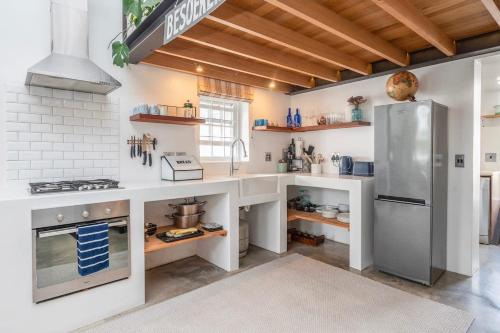 Η κουζίνα ή μικρή κουζίνα στο The Old Shop loft apt in the heart of Kalk Bay