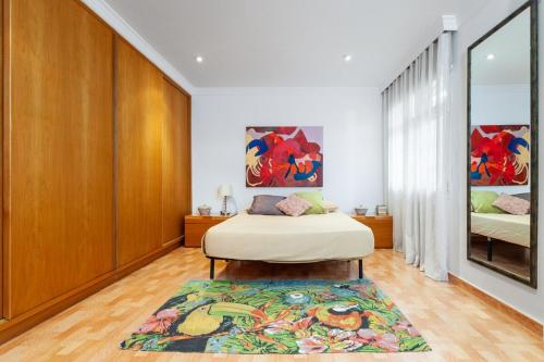 un dormitorio con una cama y una alfombra en Villa Drago, en Castelldefels