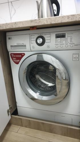 una lavatrice con un lavandino sopra di Джамбула 177 a Kökşetaw