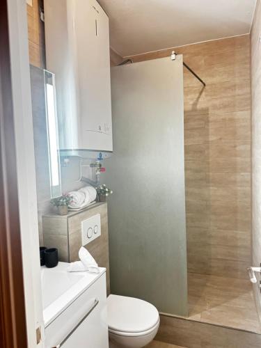 une petite salle de bain avec toilettes et lavabo dans l'établissement Beautiful stay in Paris, à Paris