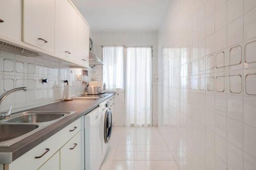 041 Bright 3 Bed, Sea Views Beach Apt
