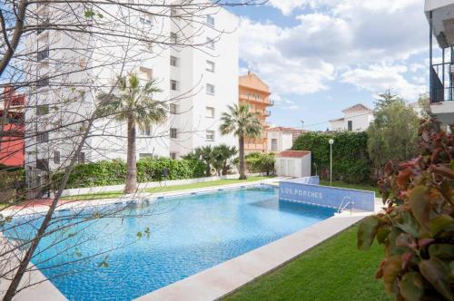 Bazén v ubytování 041 - Los Porches Beach Apartment nebo v jeho okolí