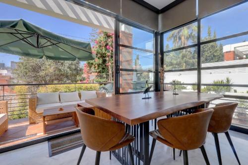 011 Bright and Spacious Villa, Private Heated Pool