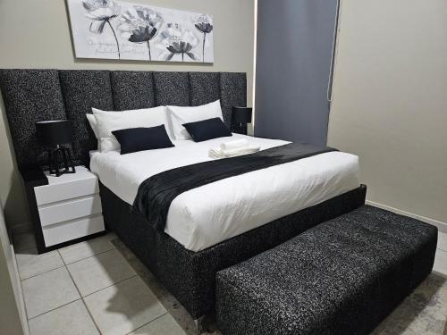 Postel nebo postele na pokoji v ubytování Modern spacious 1BR apartment at The Bolton Rosebank
