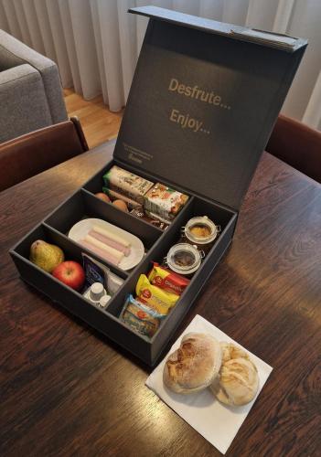 een zwarte lunchbox met eten op een tafel bij Domum 2 in Porto