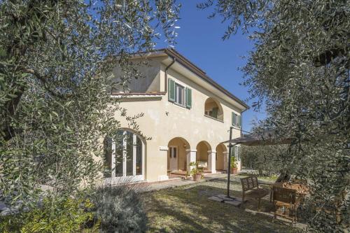 an external view of a large house with trees at Villa Poggio Scalette Design, Ac, Wifi, Valdinievole in Montecatini Terme