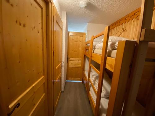 une petite pièce avec deux lits superposés dans l'établissement Studio avec coin montagne pour 4 pers, skis aux pieds - FR-1-445-72, à Montgenèvre