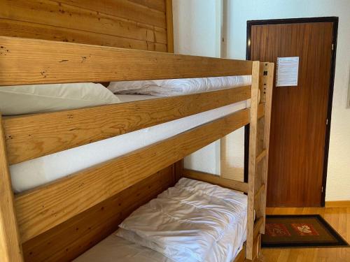 quelques lits superposés dans une chambre dans l'établissement Studio 4 pers skis aux pieds, animaux admis, parking privé - FR-1-445-93, à Montgenèvre