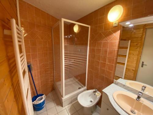 une salle de bain avec une douche, des toilettes et un lavabo dans l'établissement Studio 4 pers skis aux pieds, animaux admis, parking privé - FR-1-445-93, à Montgenèvre