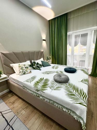 Ένα ή περισσότερα κρεβάτια σε δωμάτιο στο Modern apartments in the city center near Shymkent Plaza