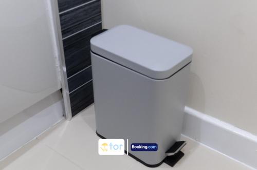 a white toilet sitting in a bathroom next to a door at 2 Bedroom Apartment By The One Retreats Short Lets & Serviced Accommodation Horley Close To Gatwick Airport in Horley