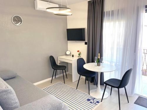 ein kleines Apartment mit einem Tisch, Stühlen und einem Bett in der Unterkunft Luxury Studio Rim Tim in Malinska