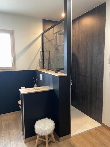 La salle de bains est pourvue d'un lavabo et d'un tabouret. dans l'établissement Maison de vacances, à Fors