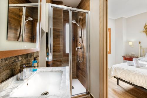a bathroom with a bath tub and a shower at Estrella del Pirineo Castiello Jaca in Castiello de Jaca