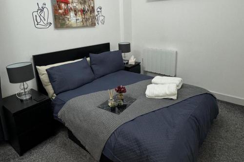 a bedroom with a blue bed with a tray on it at 1 bed-Sleeps 4-Town Centre-10 min to Ascot- Pets in Bracknell